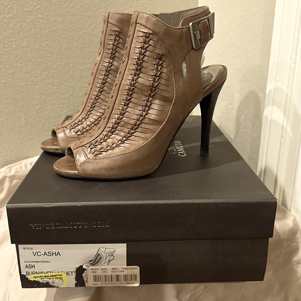 Vince Camuto. VC-ASHA. Heels. Color: Ash. Size:  6B.